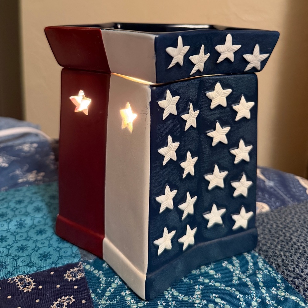 🇺🇸 Scentsy Patriotic Wax Warmer | Red White & Blue Stars | Plug-In